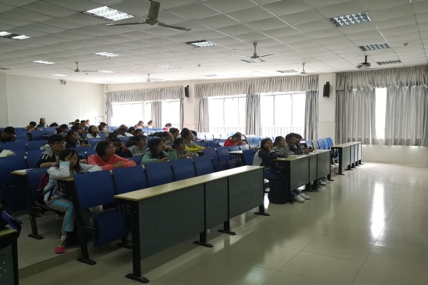 学员们在认真听讲