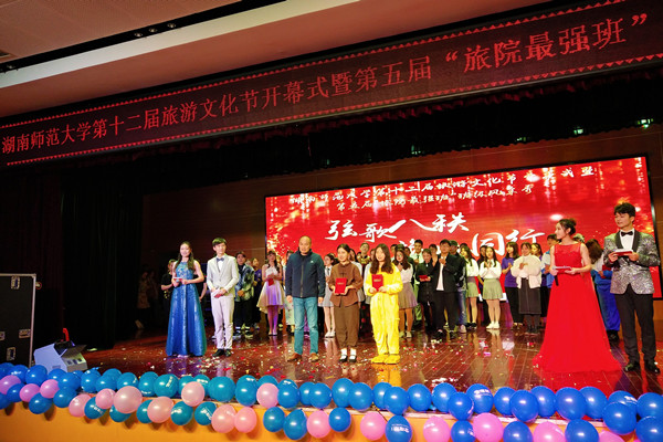 出席嘉宾为获奖班级颁奖