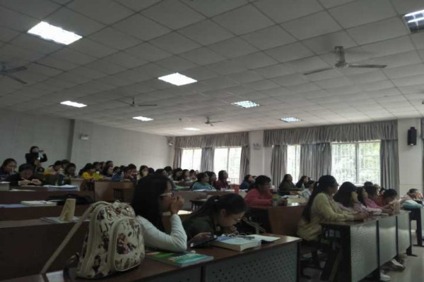 刘健美为同学们介绍长沙马拉松