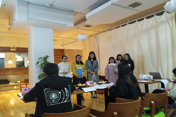 参赛小组接受评委点评