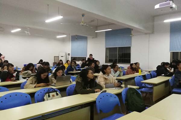 同学们认真听讲